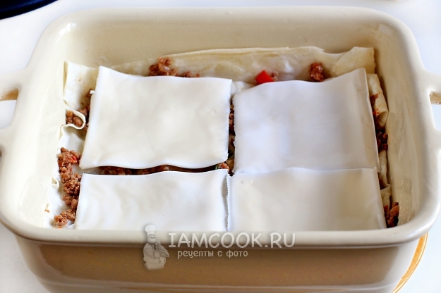 Положить ломтики сыра