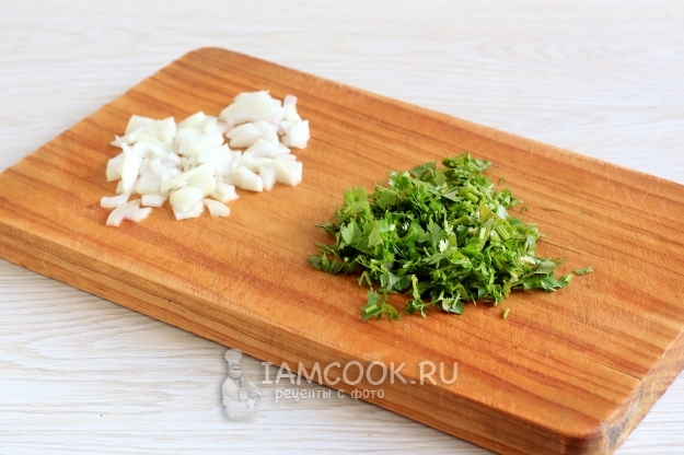 Порезать лук и зелень
