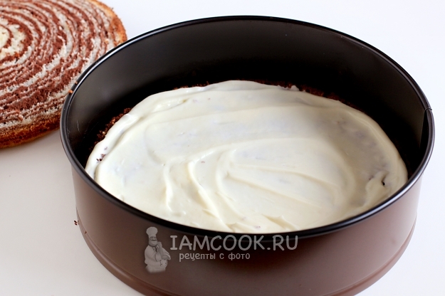 Смазать бисквит кремом
