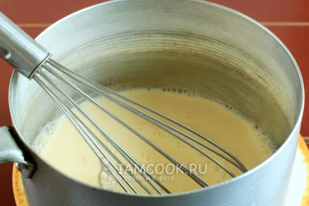 Взбить яйца с молоком и сахаром