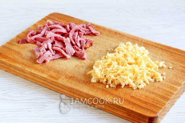 Измельчить ветчину и сыр