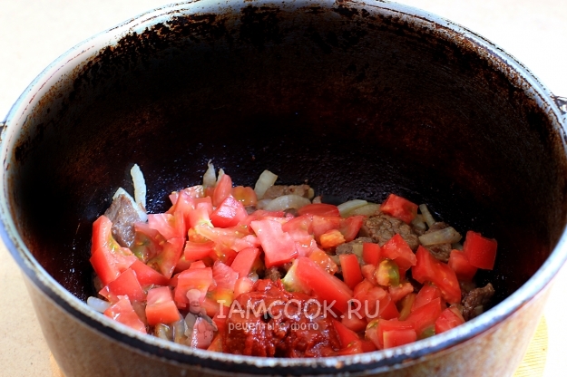 Положить помидоры и соус