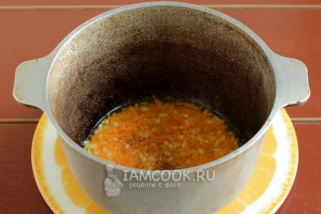Обжарить лук с морковью