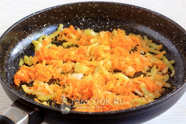 Обжарить лук с морковью