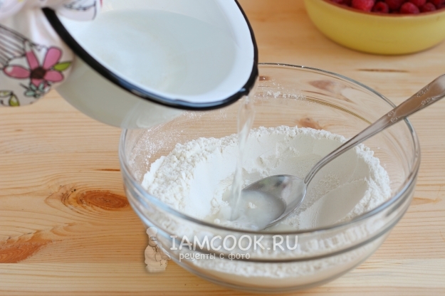 Влить воду в муку