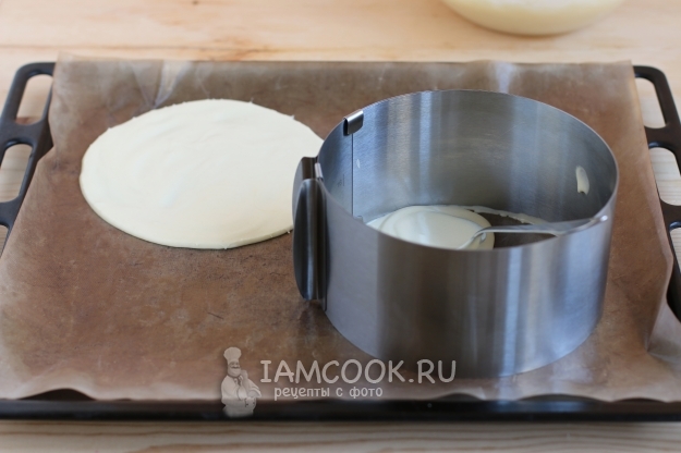 Положить на пергамент тесто