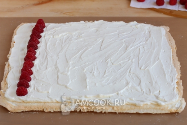 Положить на крем малину