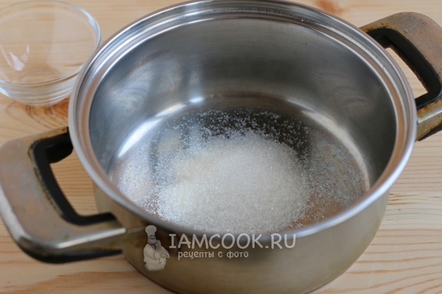 Всыпать в кастрюлю сахар