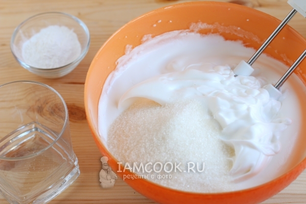 Взбить белки с сахаром