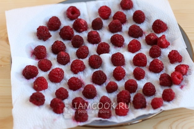 Обсушить малину на салфетке