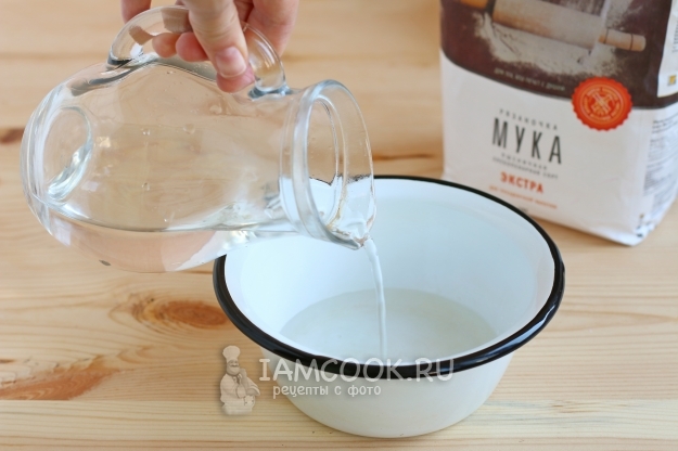 Влить в миску воду