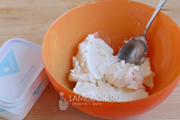 Положить сливочный сыр в миску