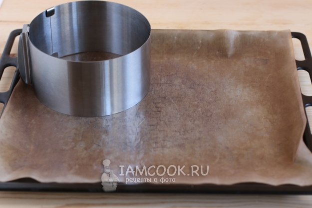 Положить на противень пергамент