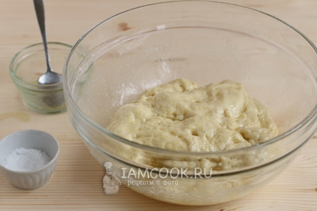 Влить масло