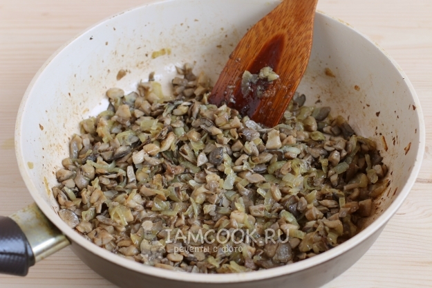 Обжарить грибы с луком