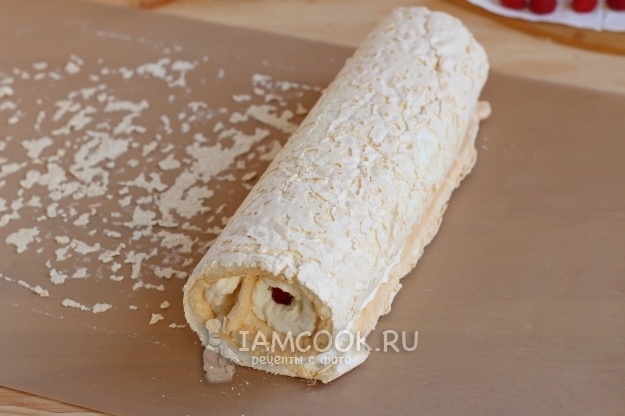 Фото меренгового рулета с малиной