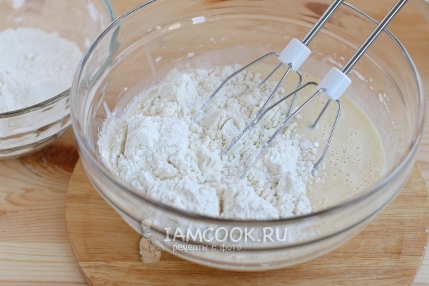 Всыпать муку в тесто