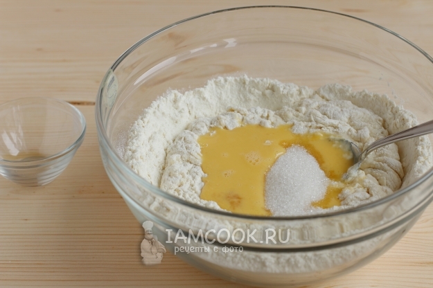 Добавить яйца и сахар