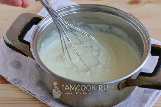 Постоянно мешать крем венчиком