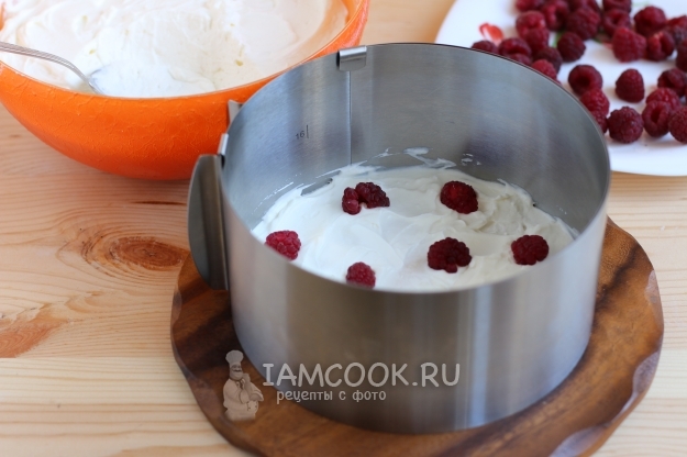 Положить ягоды малины