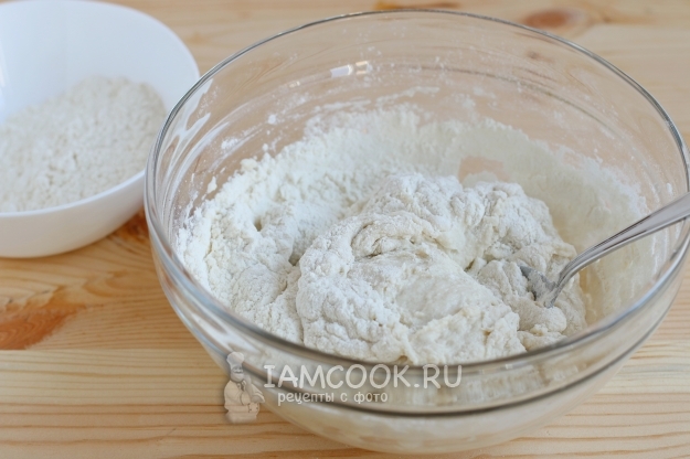 Добавить муку