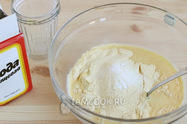 Всыпать муку и соду