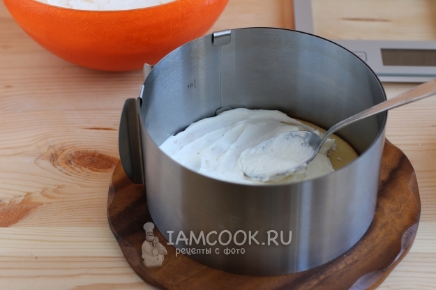 Смазать корж кремом