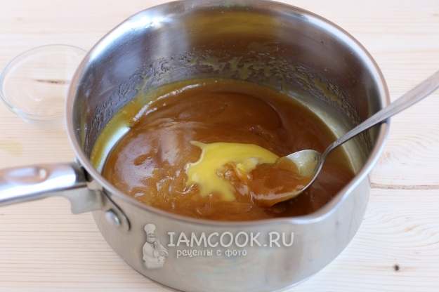 Положить желток