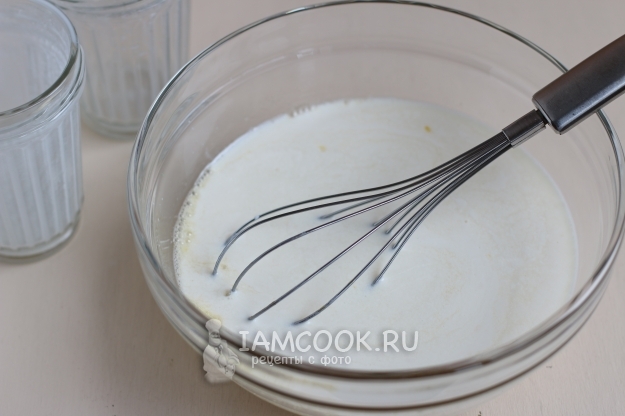 Влить молоко и кефир