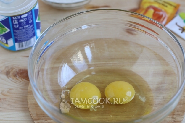 Вбить в миску яйца