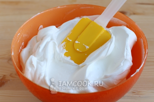 Взбитые белки с сахаром и крахмалом