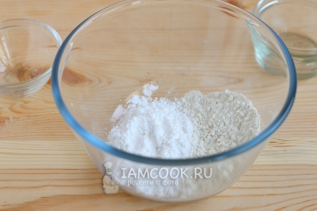 Соединить муку и сахарную пудру