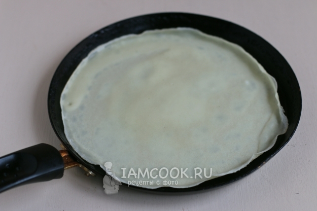 Налить тесто на сковороду