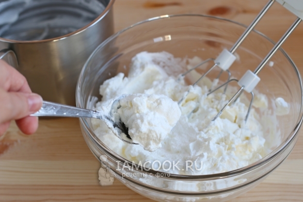 Положить сырную массу