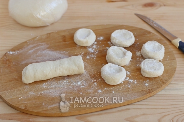 Порезать тесто на кусочки