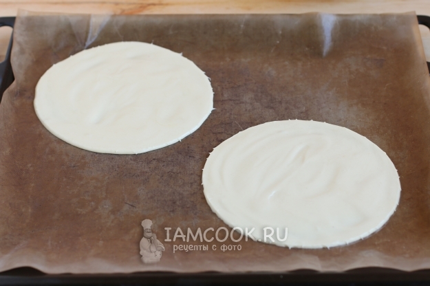 Выложить два круга теста