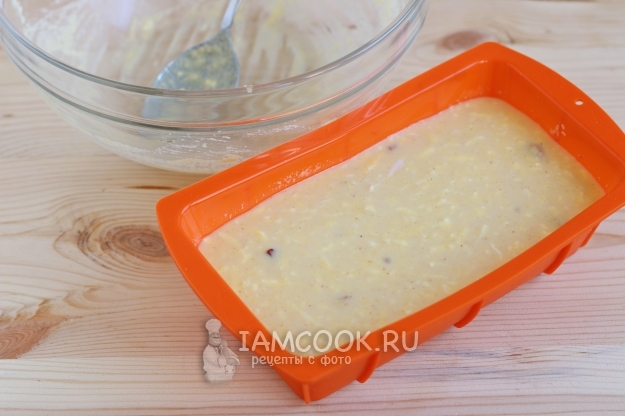 Вылить тесто в форму