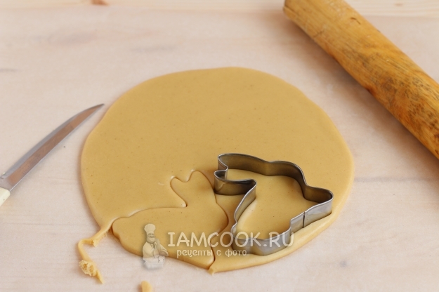 Вырезать из теста фигурки