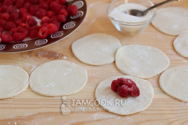 Положить на тесто малину