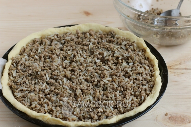 Положить начинку на тесто