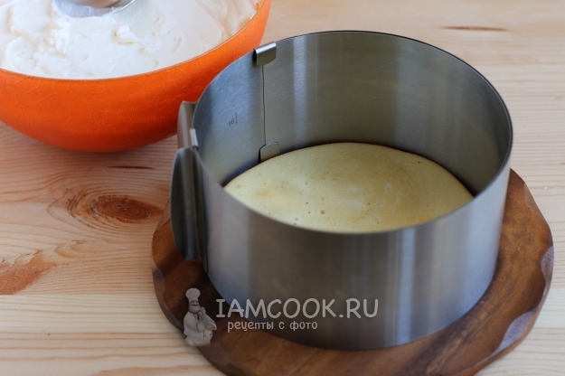 Положить корж на доску