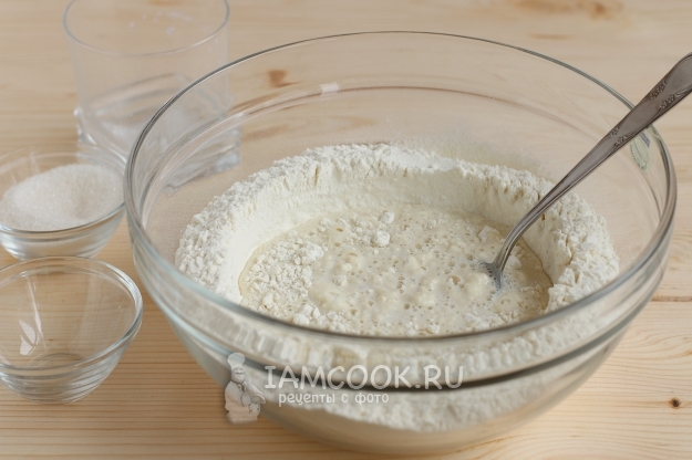 Влить в муку молоко