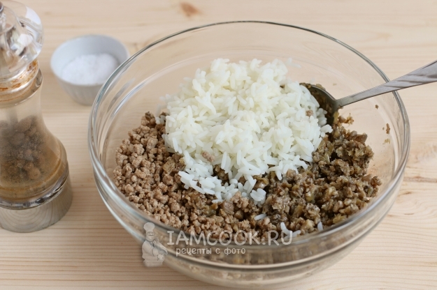 Соединить фарш, рис и грибы