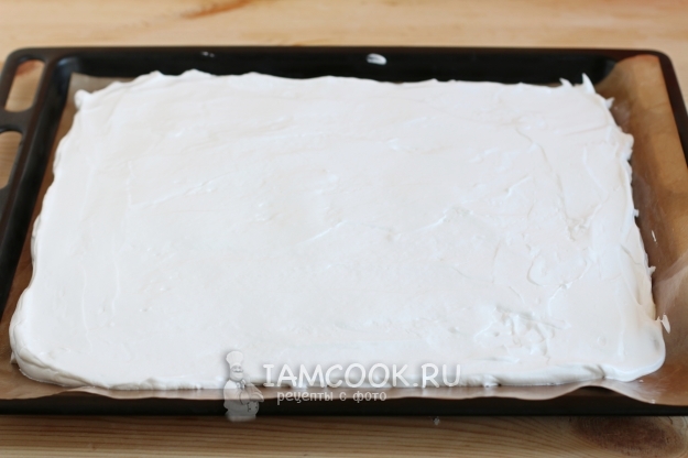 Выложить белковую массу на противень