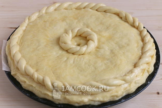 Смазать тесто желтком