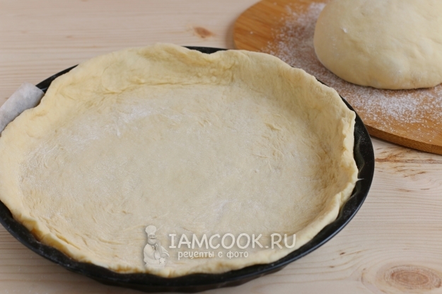 Выложить тесто в форму