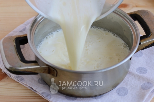 Влить заварную смесь в кастрюлю