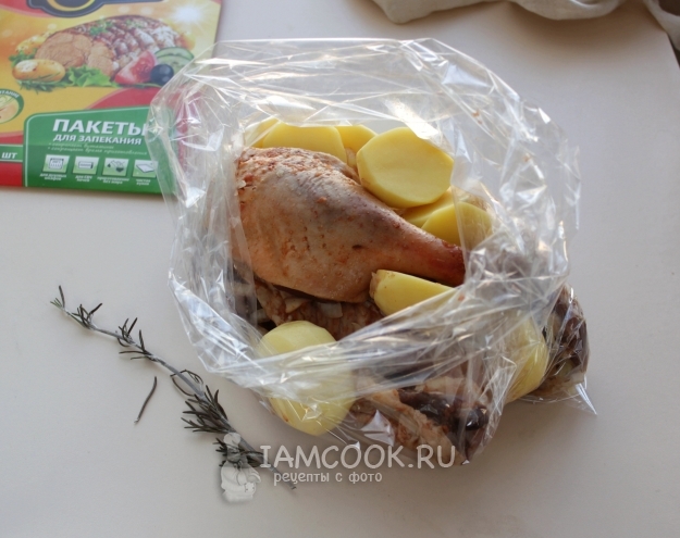 Положить мясо и картофель в рукав для запекания