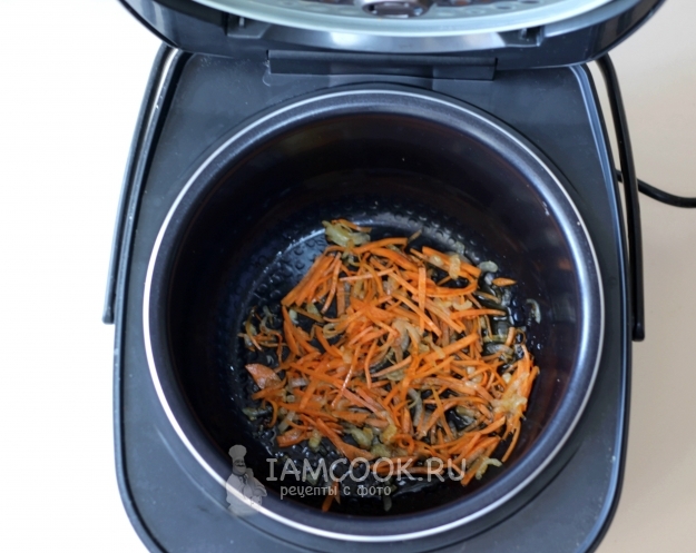 Обжарить лук с морковью