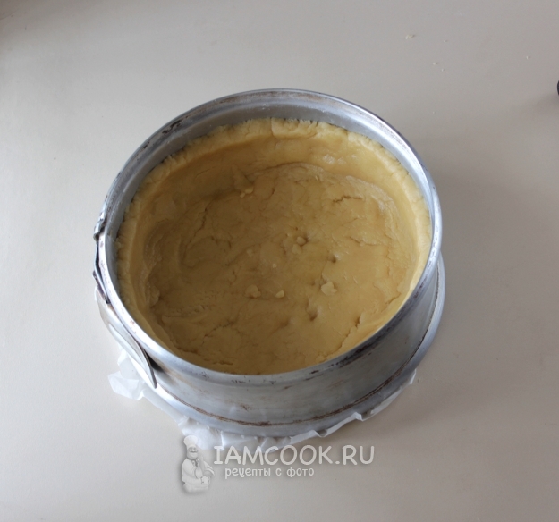 Выложить тесто в форму